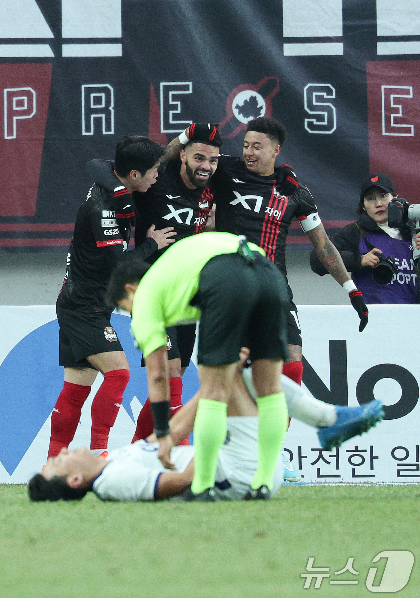 (서울=뉴스1) 신웅수 기자 = 22일 오후 서울 마포구 서울월드컵경기장에서 하나은행 K리그1 2025 2라운드 FC서울과 FC안양의 경기에서 FC서울 루카스가 팀의 두 번째 골을 …