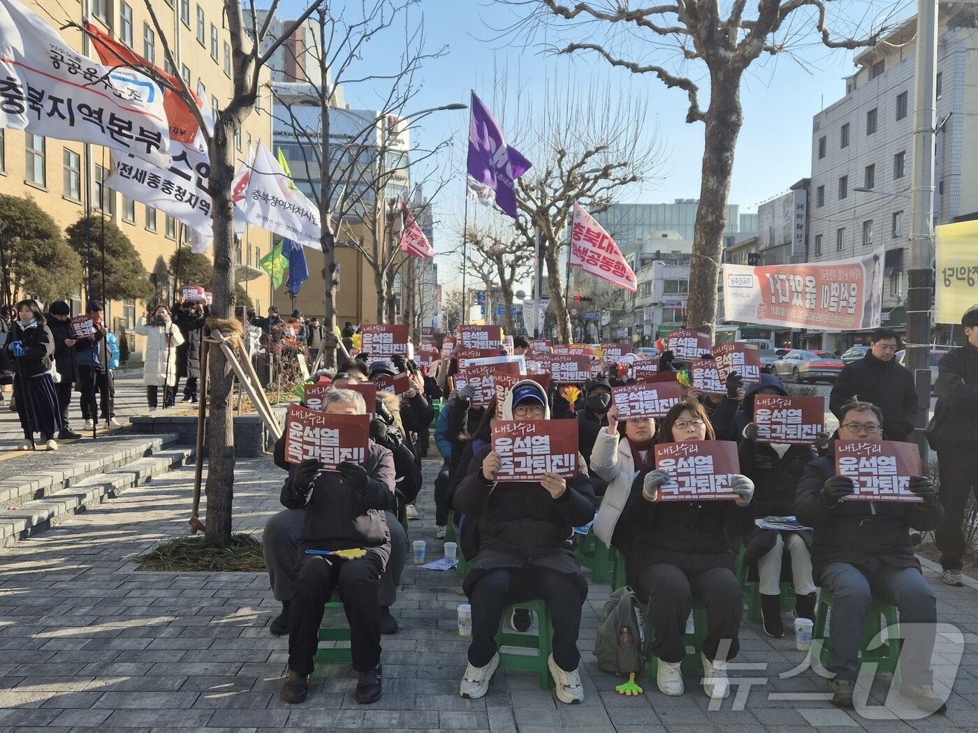 본문 이미지 -  탄핵 촉구 집회(충북비상시국회의 제공.재판매 및 DB 금지).2025.2.22/뉴스1
