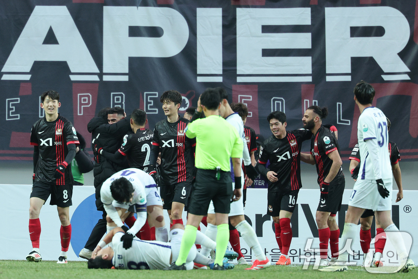 (서울=뉴스1) 신웅수 기자 = 22일 오후 서울 마포구 서울월드컵경기장에서 하나은행 K리그1 2025 2라운드 FC서울과 FC안양의 경기에서 FC서울 루카스가 팀의 두 번째 골을 …