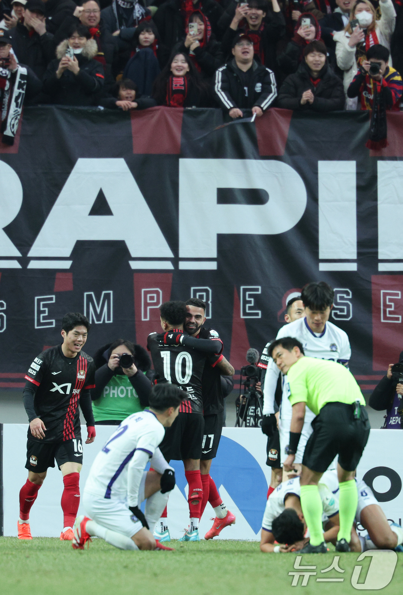 (서울=뉴스1) 신웅수 기자 = 22일 오후 서울 마포구 서울월드컵경기장에서 하나은행 K리그1 2025 2라운드 FC서울과 FC안양의 경기에서 FC서울 루카스가 팀의 두 번째 골을 …