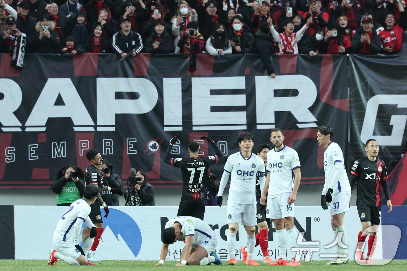 (서울=뉴스1) 신웅수 기자 = 22일 오후 서울 마포구 서울월드컵경기장에서 하나은행 K리그1 2025 2라운드 FC서울과 FC안양의 경기에서 FC서울 루카스가 팀의 두 번째 골을 …