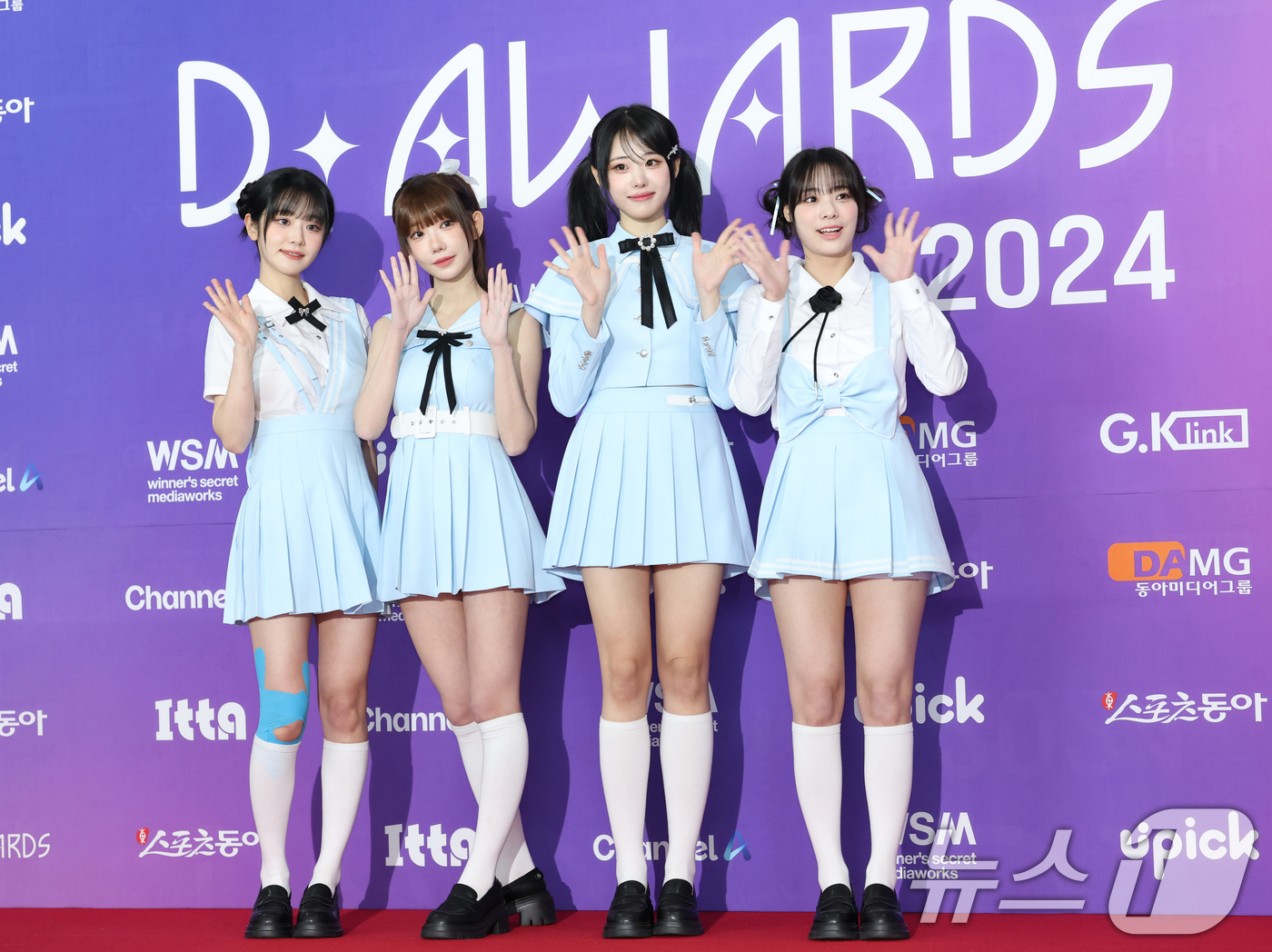 (서울=뉴스1) 권현진 기자 = QWER 쵸단(왼쪽부터)과 마젠타, 히나, 시연이 22일 오후 서울 성북구 안암동 고려대학교 화정체육관에서 열린 '제 1회 디어워즈' 레드카펫 행사 …