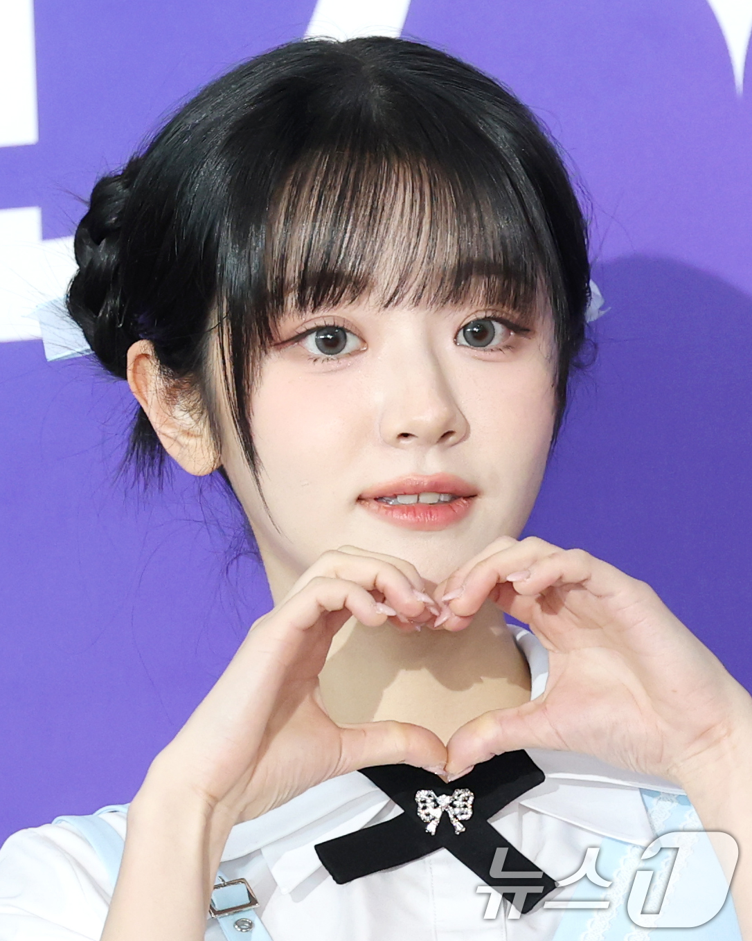 (서울=뉴스1) 권현진 기자 = QWER 쵸단이 22일 오후 서울 성북구 안암동 고려대학교 화정체육관에서 열린 '제 1회 디어워즈' 레드카펫 행사에 참석해 포즈를 취하고 있다. 2 …