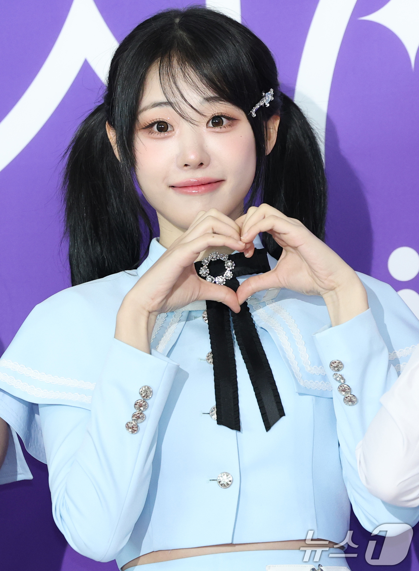 (서울=뉴스1) 권현진 기자 = QWER 히나가 22일 오후 서울 성북구 안암동 고려대학교 화정체육관에서 열린 '제 1회 디어워즈' 레드카펫 행사에 참석해 포즈를 취하고 있다. 2 …