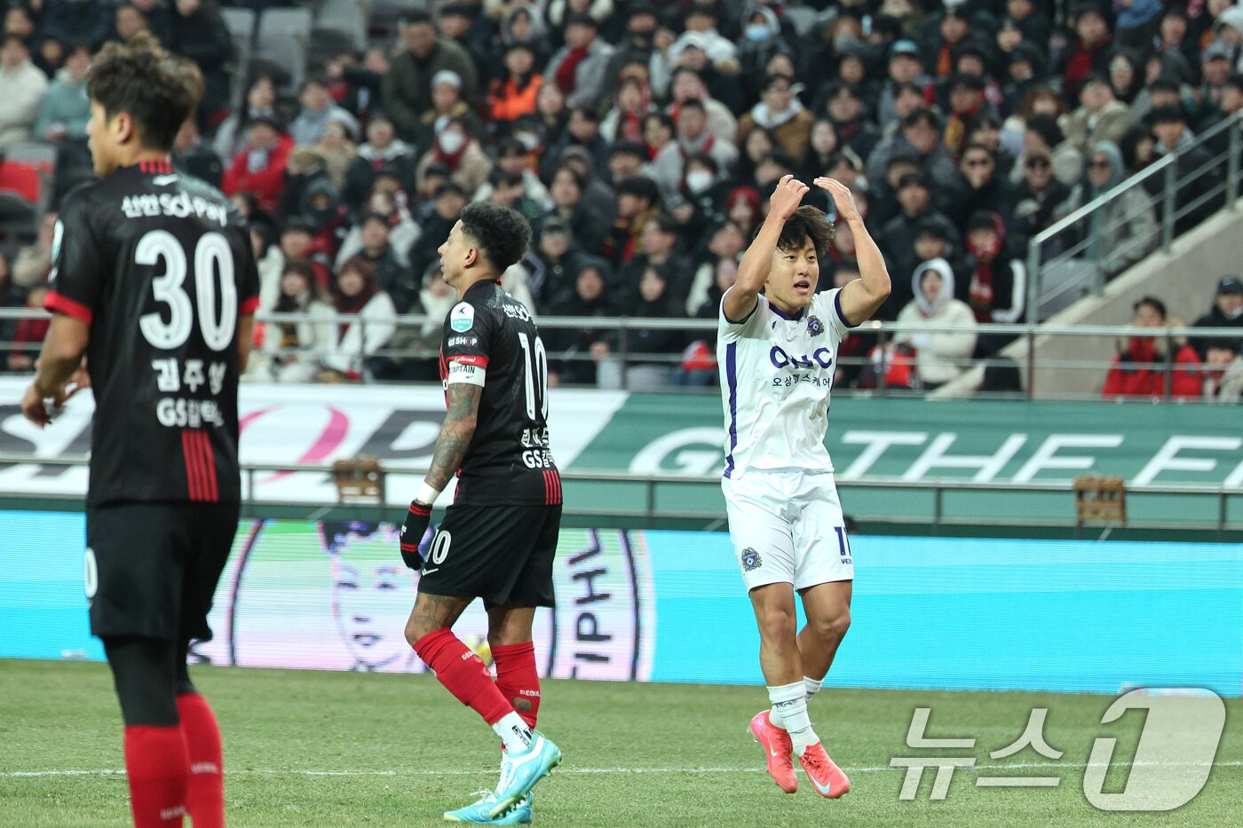 본문 이미지 - 22일 오후 서울 마포구 서울월드컵경기장에서 하나은행 K리그1 2025 2라운드 FC서울과 FC안양의 경기에서 FC안양 최성범이 만회골을 넣은 후 팬들의 응원을 유도하고 있다. 2025.2.22/뉴스1 ⓒ News1 신웅수 기자
