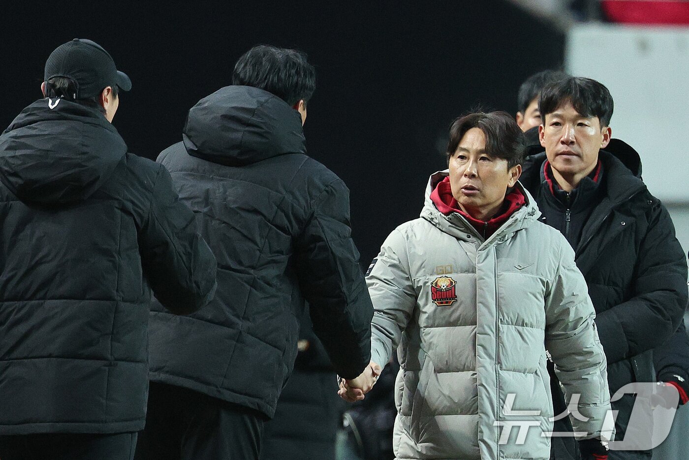 본문 이미지 - 22일 오후 서울 마포구 서울월드컵경기장에서 하나은행 K리그1 2025 2라운드 FC서울과 FC안양의 경기를 마친 후 김기동 서울 감독과 유병훈 안양 감독이 악수하고 있다. 2025.2.22/뉴스1 ⓒ News1 신웅수 기자