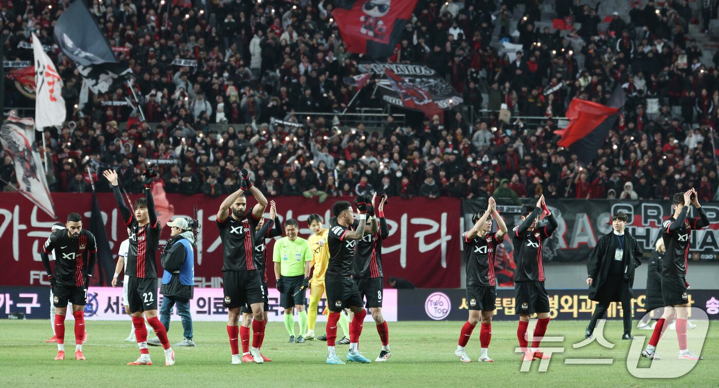 본문 이미지 - 22일 오후 서울 마포구 서울월드컵경기장에서 하나은행 K리그1 2025 2라운드 FC서울과 FC안양의 경기를 마친 후 FC서울 선수들이 팬들에게 인사하고 있다. 2025.2.22/뉴스1 ⓒ News1 신웅수 기자