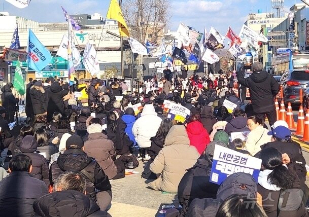 본문 이미지 - 22일 전주시 객사 앞에서 개최된 ‘제10차 윤석열 퇴진 비상 촛불집회’에서 참석한 500 여명의 시민들이 &#39;윤석열 탄핵&#39;을 외쳤다 2025.2.22./임충식 기자
