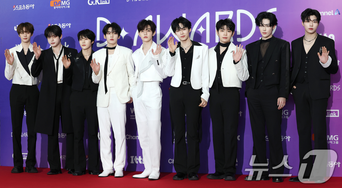 (서울=뉴스1) 권현진 기자 = 제로베이스원 규빈(왼쪽부터)과 김지웅, 석매튜, 한유진, 장하오, 성한빈, 김태래, 리키, 박건욱이 22일 오후 서울 성북구 안암동 고려대학교 화정 …