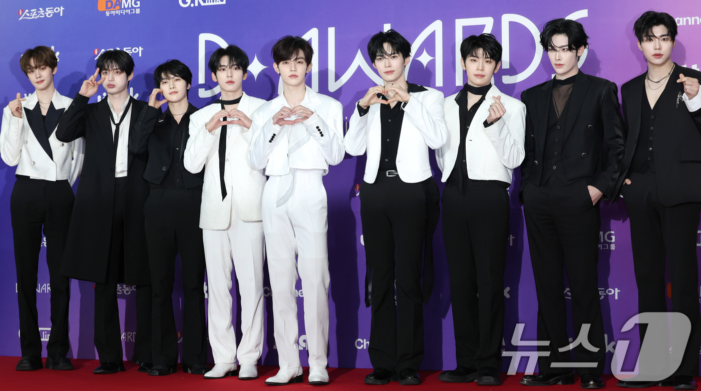 (서울=뉴스1) 권현진 기자 = 제로베이스원 규빈(왼쪽부터)과 김지웅, 석매튜, 한유진, 장하오, 성한빈, 김태래, 리키, 박건욱이 22일 오후 서울 성북구 안암동 고려대학교 화정 …