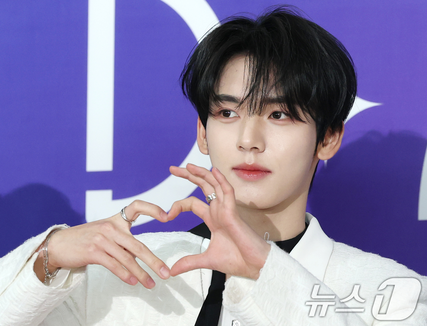 (서울=뉴스1) 권현진 기자 = 제로베이스원 한유진이 22일 오후 서울 성북구 안암동 고려대학교 화정체육관에서 열린 '제 1회 디어워즈' 레드카펫 행사에 참석해 포즈를 취하고 있다 …