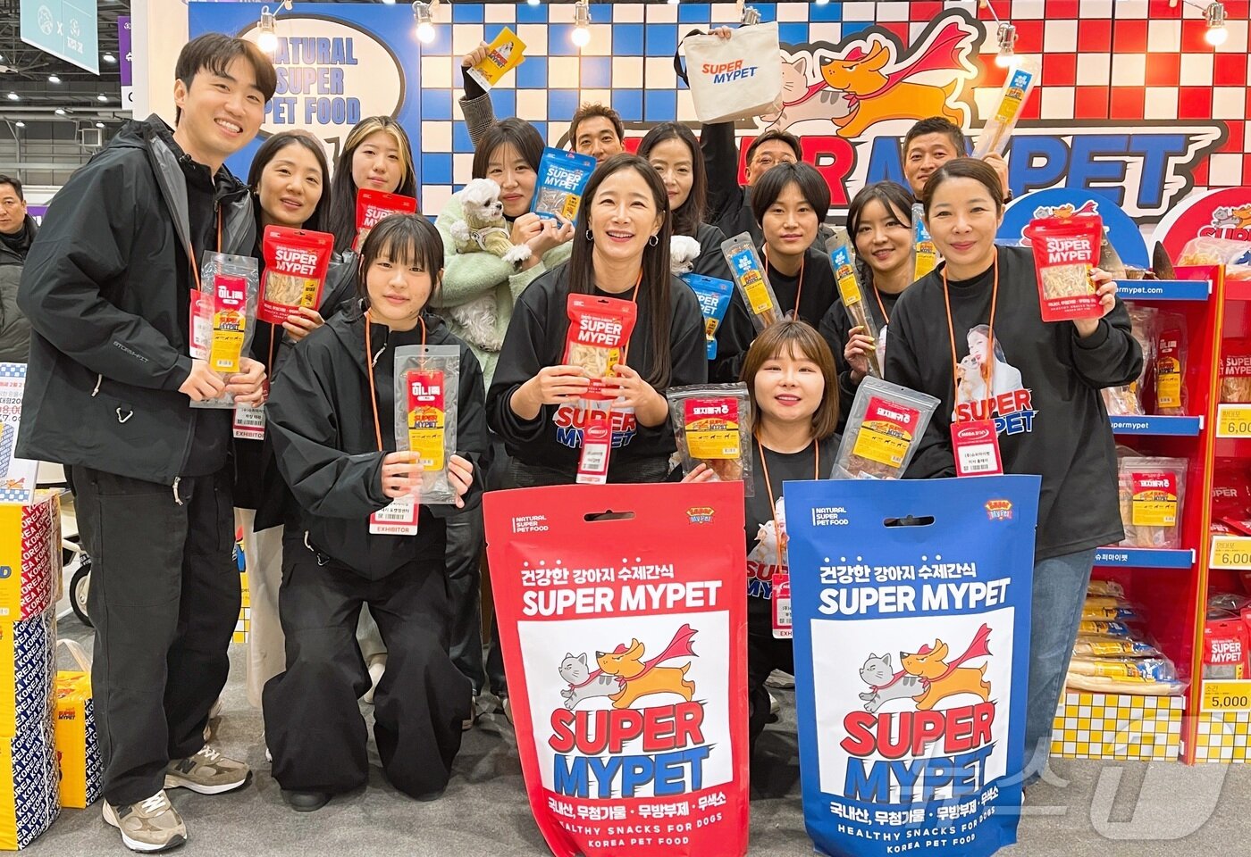 본문 이미지 - 배우 김하영이 22일 케이펫페어가 열린 수원메쎄에 슈퍼마이펫 부스를 설치하고 반려동물 수제간식을 선보였다(슈퍼마이펫 제공). ⓒ 뉴스1