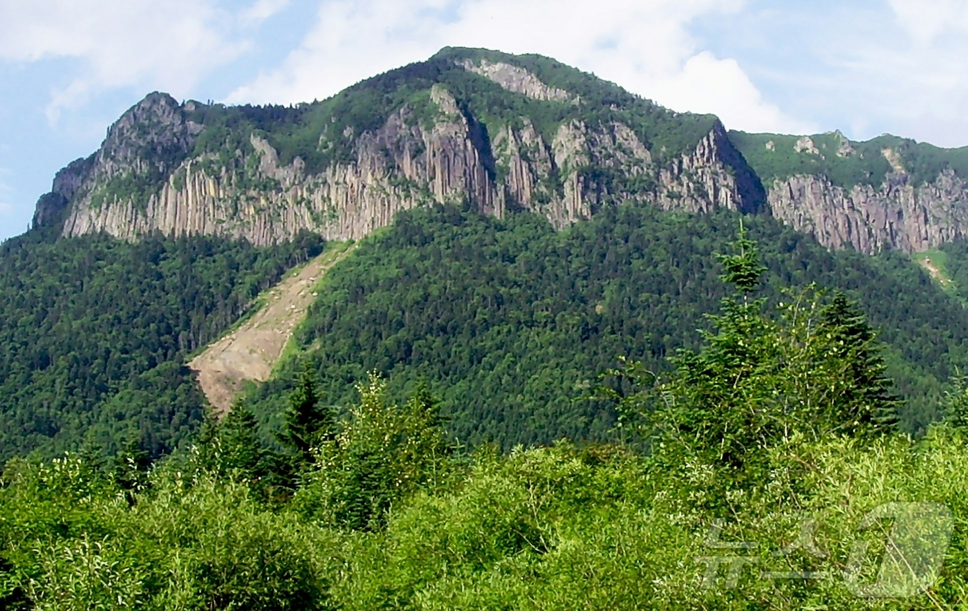 (평양 노동신문=뉴스1) = 북한 노동당 기관지 노동신문은 23일 삼지연종합전람관 백두산지질전시장을 소개하면서 "백두산지질공원은 특이한 화산지질학적 의의와 관광적가치를 가지는 많은 …