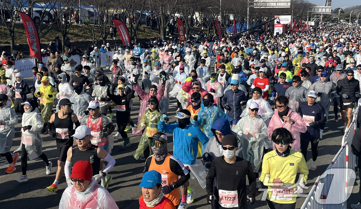 (대구=뉴스1) 공정식 기자 = 23일 오전 대구 수성구 대구스타디움 일원에서 열린 '2025 대구마라톤대회' 참가자들이 힘차게 출발하고 있다. 2025.2.23/뉴스1
