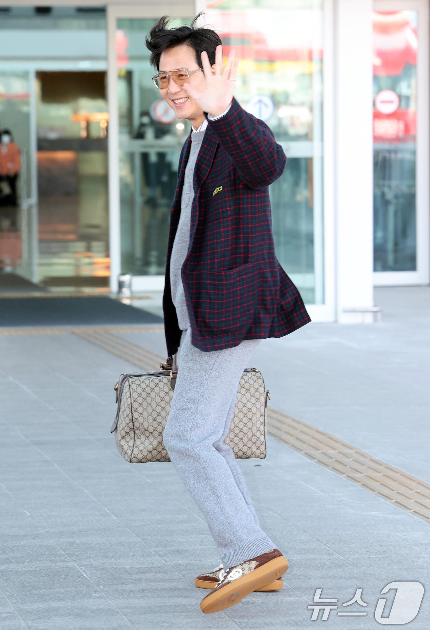 (인천공항=뉴스1) 이동해 기자 = 배우 이정재가 밀라노 패션위크 참석 차 23일 인천국제공항 제2여객터미널을 통해 이탈리아로 출국하고 있다. 2025.2.23/뉴스1