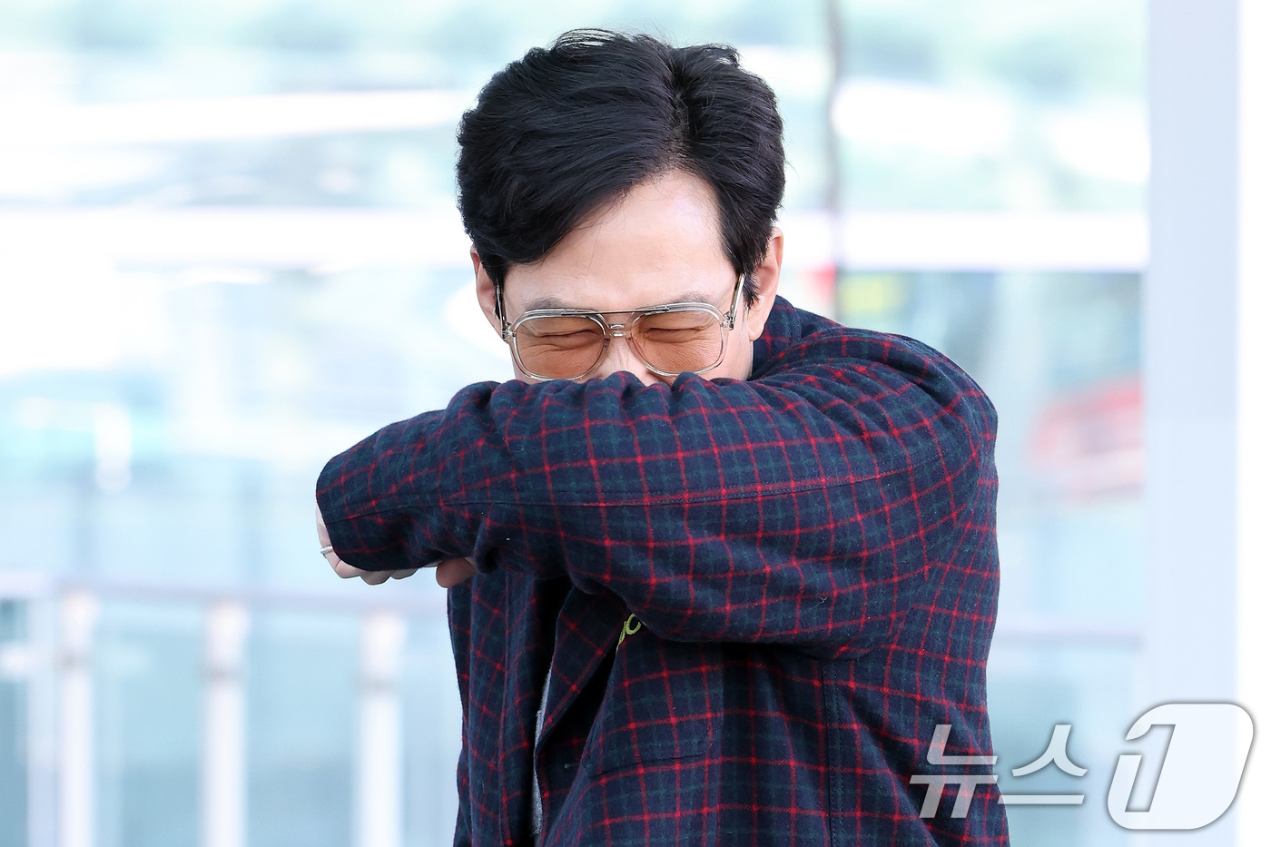 (인천공항=뉴스1) 이동해 기자 = 배우 이정재가 밀라노 패션위크 참석 차 23일 인천국제공항 제2여객터미널을 통해 이탈리아로 출국하고 있다. 2025.2.23/뉴스1