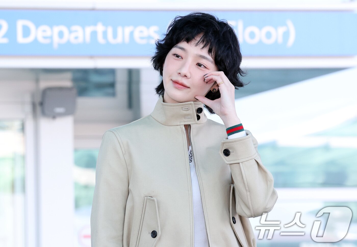 본문 이미지 - 배우 박규영이 밀라노 패션위크 참석 차 23일 인천국제공항 제2여객터미널을 통해 이탈리아로 출국하고 있다. 2025.2.23/뉴스1 ⓒ News1 이동해 기자