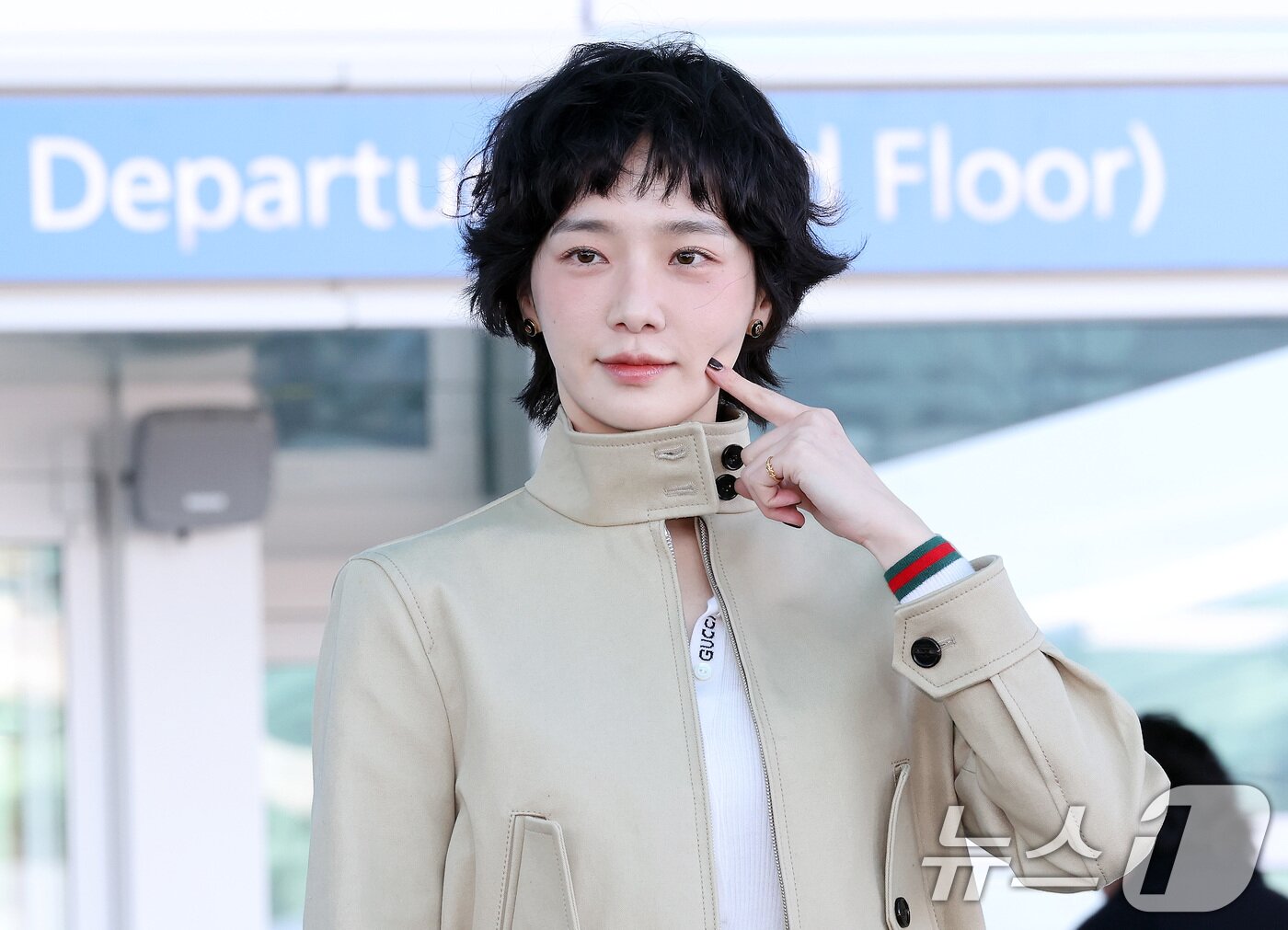 본문 이미지 - 배우 박규영이 밀라노 패션위크 참석 차 23일 인천국제공항 제2여객터미널을 통해 이탈리아로 출국하고 있다. 2025.2.23/뉴스1 ⓒ News1 이동해 기자