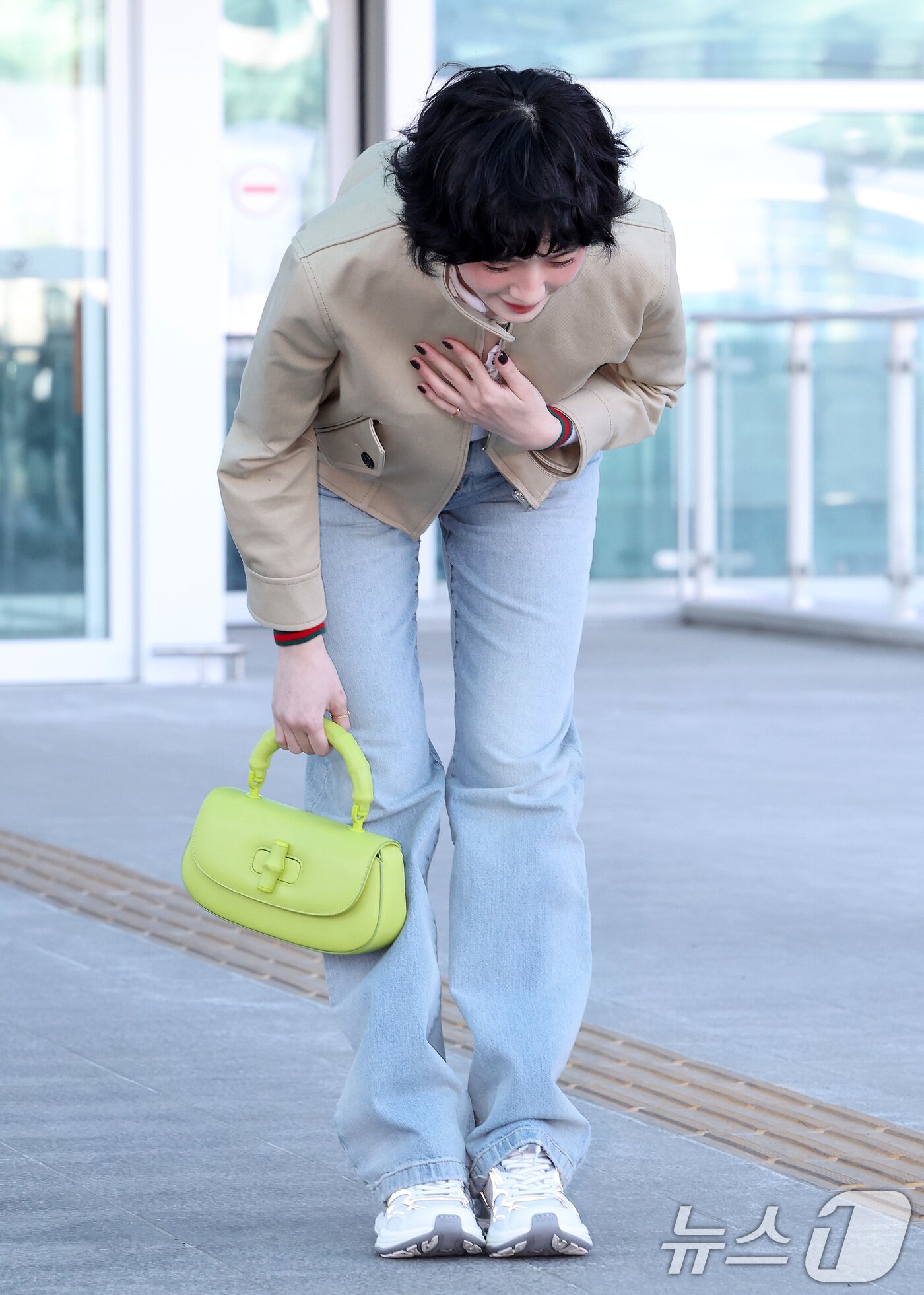 본문 이미지 - 배우 박규영이 밀라노 패션위크 참석 차 23일 인천국제공항 제2여객터미널을 통해 이탈리아로 출국하고 있다. 2025.2.23/뉴스1 ⓒ News1 이동해 기자