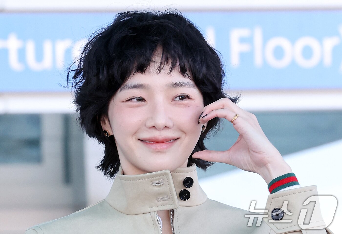 본문 이미지 - 배우 박규영이 밀라노 패션위크 참석 차 23일 인천국제공항 제2여객터미널을 통해 이탈리아로 출국하고 있다. 2025.2.23/뉴스1 ⓒ News1 이동해 기자