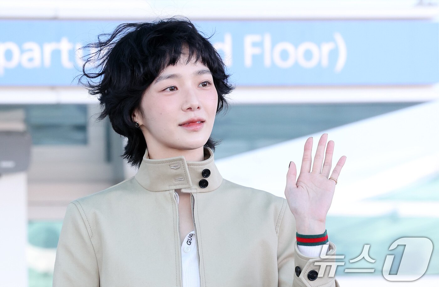본문 이미지 - 배우 박규영이 밀라노 패션위크 참석 차 23일 인천국제공항 제2여객터미널을 통해 이탈리아로 출국하고 있다. 2025.2.23/뉴스1 ⓒ News1 이동해 기자