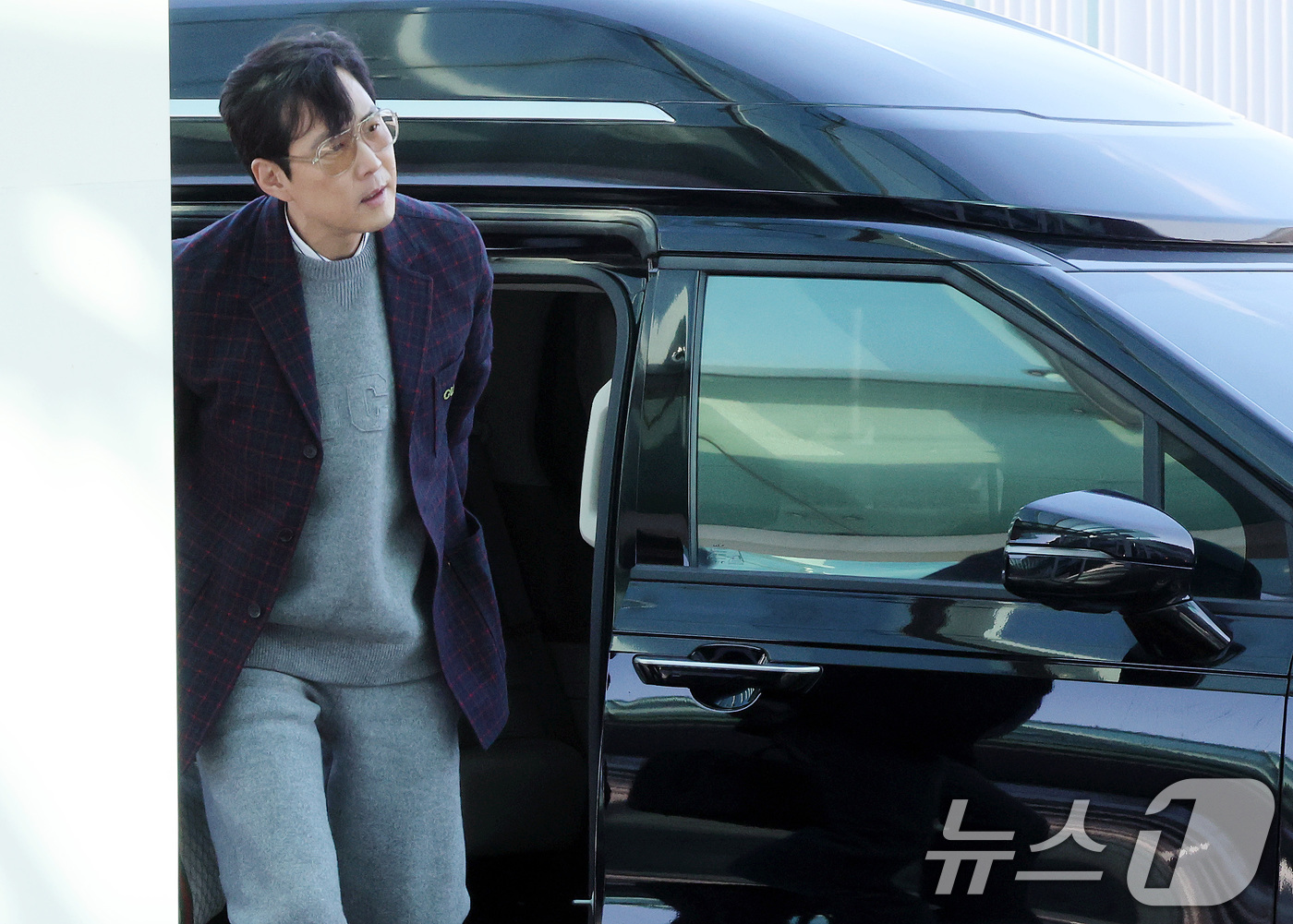 (인천공항=뉴스1) 이동해 기자 = 배우 이정재가 밀라노 패션위크 참석 차 23일 인천국제공항 제2여객터미널을 통해 이탈리아로 출국하고 있다. 2025.2.23/뉴스1