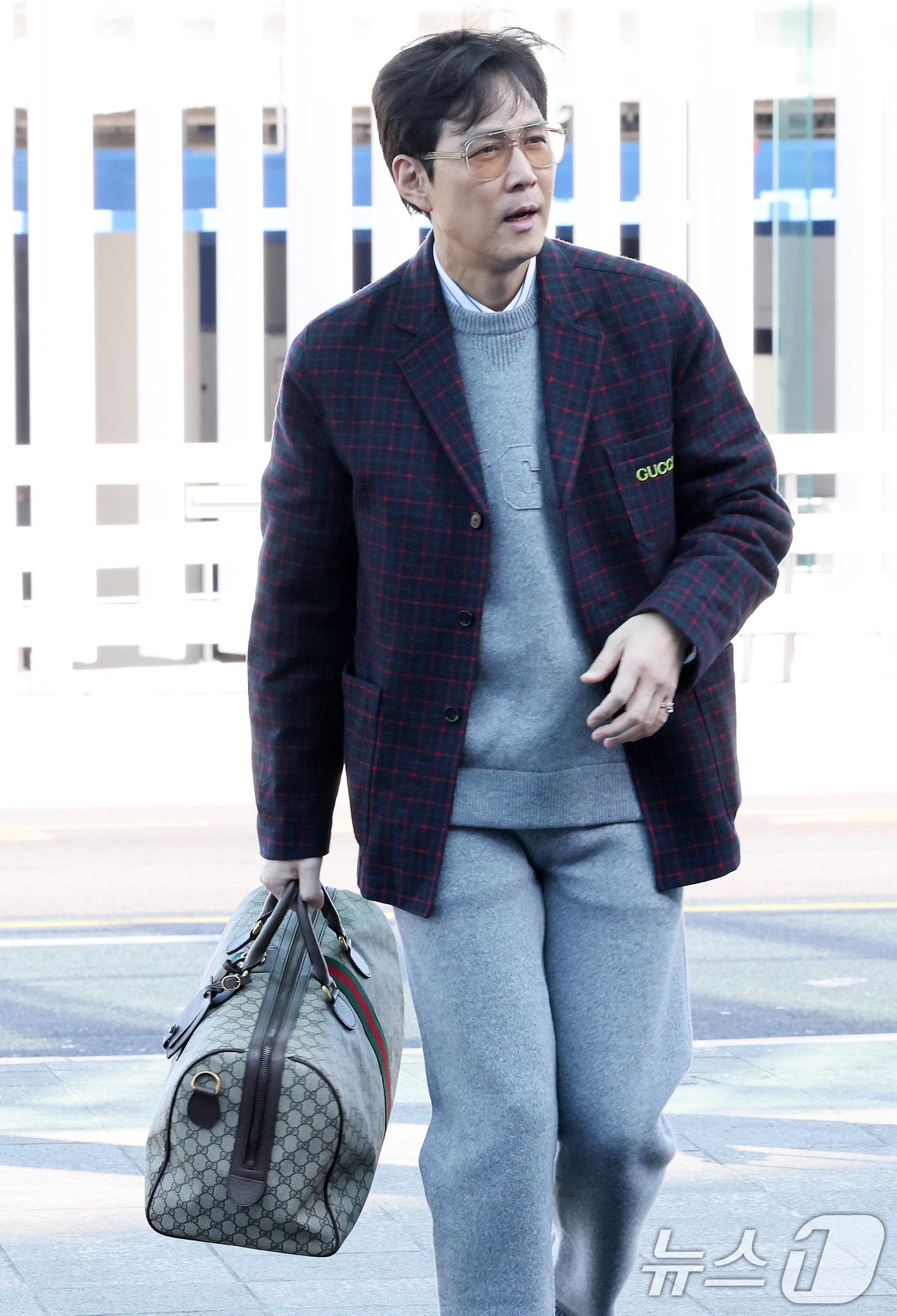 (인천공항=뉴스1) 이동해 기자 = 배우 이정재가 밀라노 패션위크 참석 차 23일 인천국제공항 제2여객터미널을 통해 이탈리아로 출국하고 있다. 2025.2.23/뉴스1