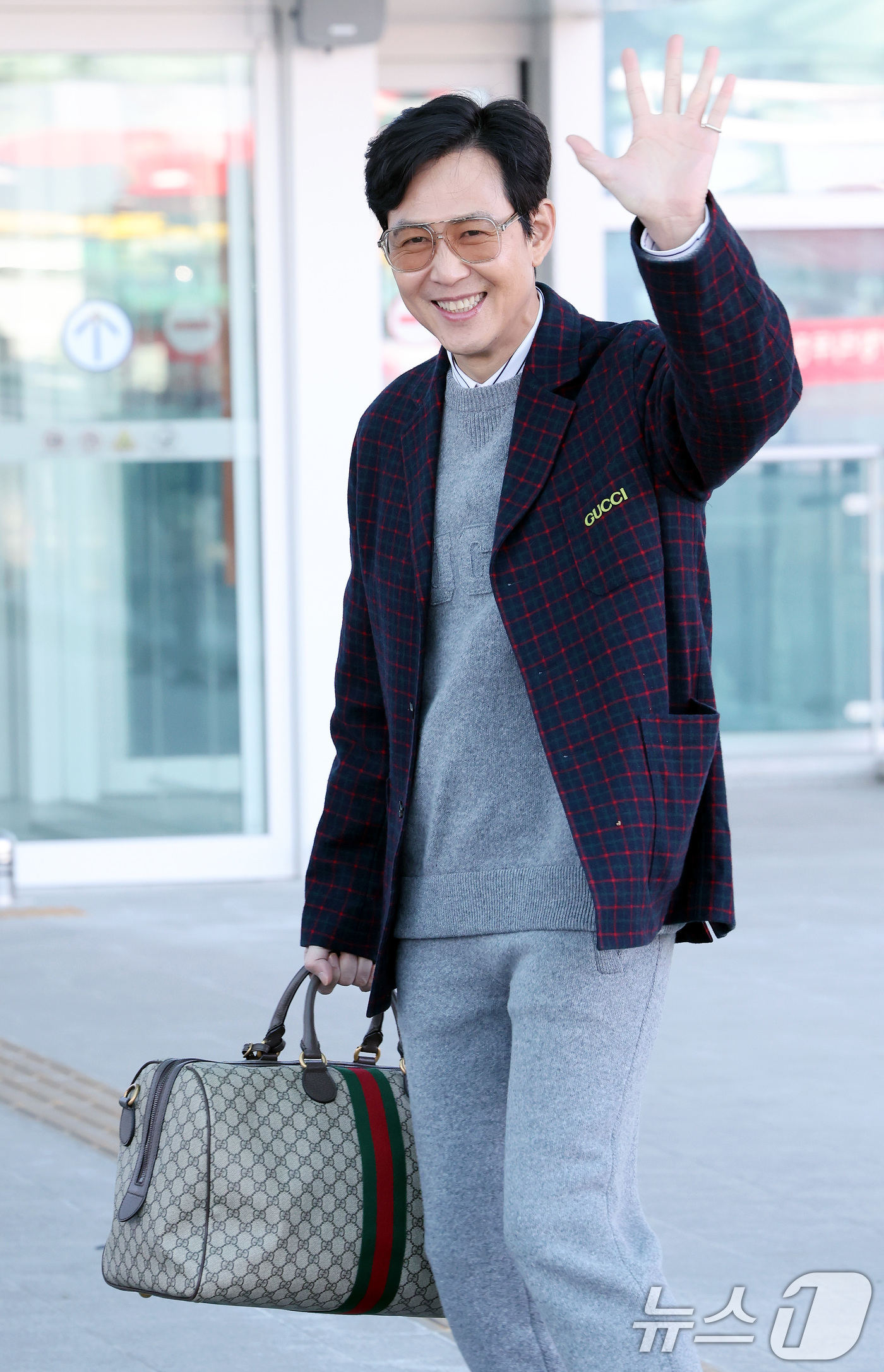 (인천공항=뉴스1) 이동해 기자 = 배우 이정재가 밀라노 패션위크 참석 차 23일 인천국제공항 제2여객터미널을 통해 이탈리아로 출국하고 있다. 2025.2.23/뉴스1