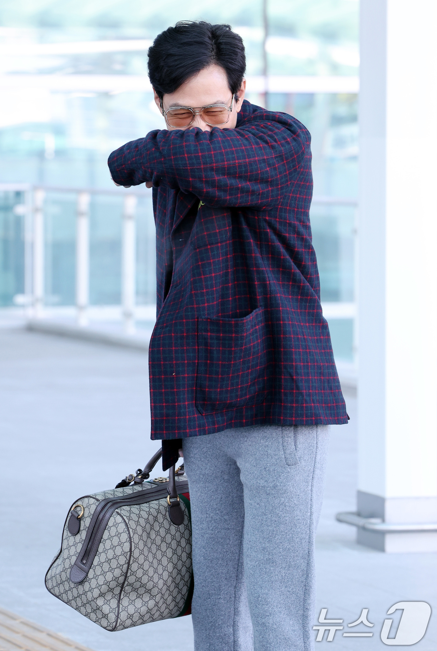 (인천공항=뉴스1) 이동해 기자 = 배우 이정재가 밀라노 패션위크 참석 차 23일 인천국제공항 제2여객터미널을 통해 이탈리아로 출국하고 있다. 2025.2.23/뉴스1