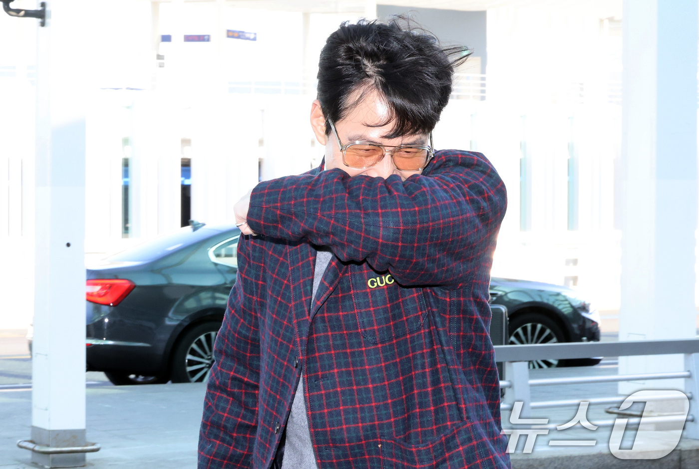 (인천공항=뉴스1) 이동해 기자 = 배우 이정재가 밀라노 패션위크 참석 차 23일 인천국제공항 제2여객터미널을 통해 이탈리아로 출국하고 있다. 2025.2.23/뉴스1