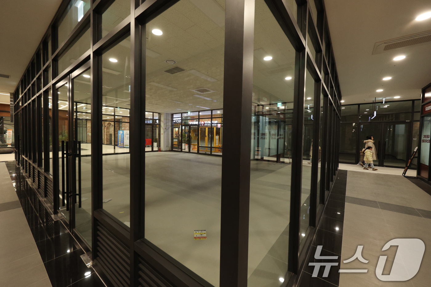 (서울=뉴스1) 신웅수 기자 = 23일 서울 강동구 둔촌동 올림픽파크포레온 내 상가 상업시설 '포레온스테이션 5'에 상가가 텅 비어 있다.단군 이래 최대의 재건축 단지로 불리는 올 …