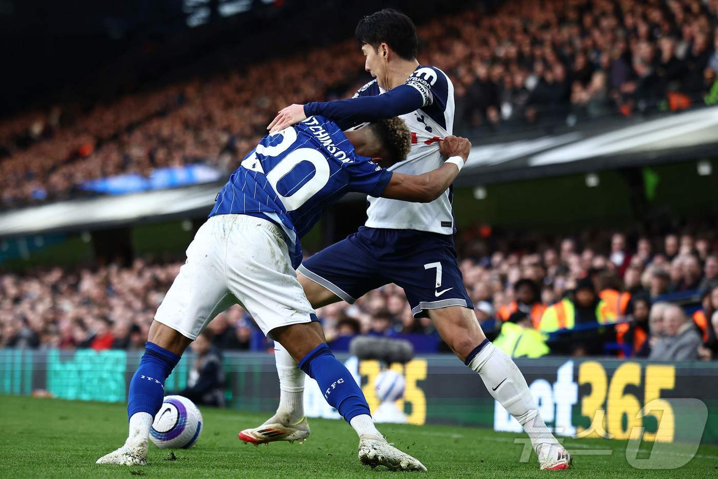 (입스위치 AFP=뉴스1) 우동명 기자 = 토트넘의 손흥민이 22일(현지시간) 영국 입스위치의 포트먼 로드에서 열린 EPL 입스위치 타운과 경기 중 상대 선수 오마리 허친슨과 몸싸 …