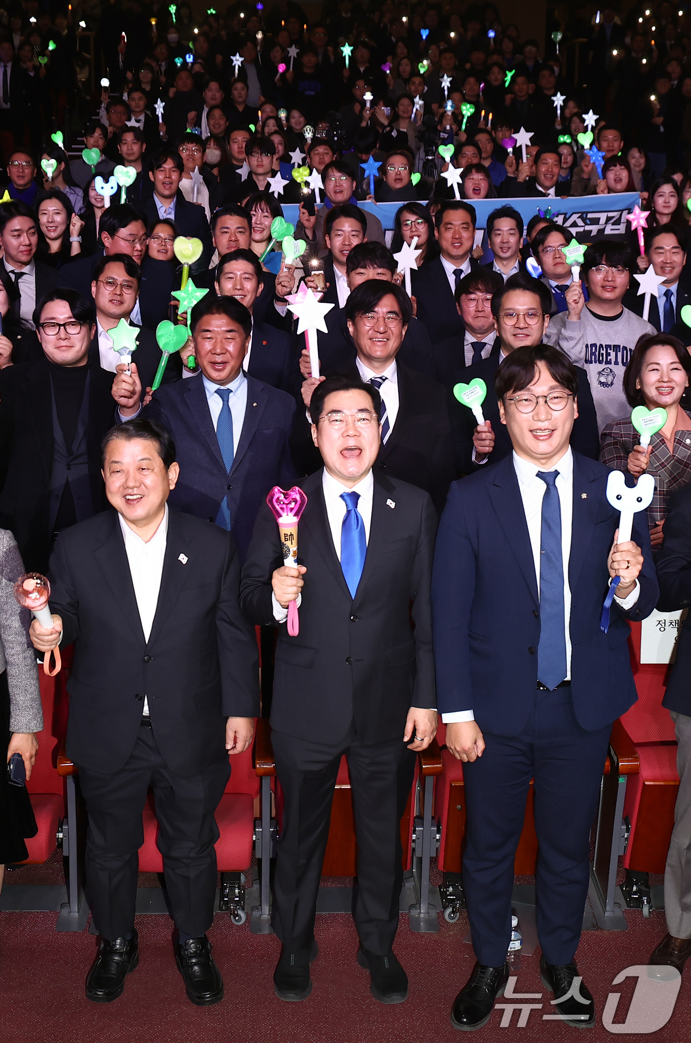 (서울=뉴스1) 김민지 기자 = 박찬대 더불어민주당 원내대표(앞줄 가운데)가 23일 오전 서울 여의도 국회 의원회관에서 열린 더불어민주당 전국청년위원회 발대식에서 모경종 위원장 등 …