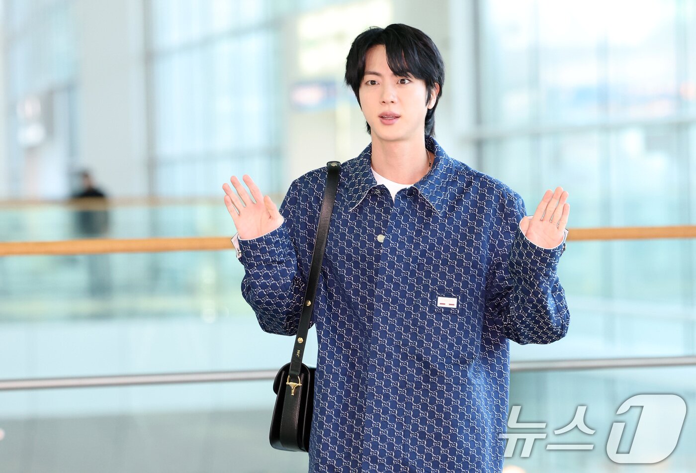 본문 이미지 - 방탄소년단(BTS) 진이 밀라노 패션위크 참석 차 23일 인천국제공항 제2여객터미널을 통해 이탈리아로 출국하고 있다. 2025.2.23/뉴스1 ⓒ News1 이동해 기자