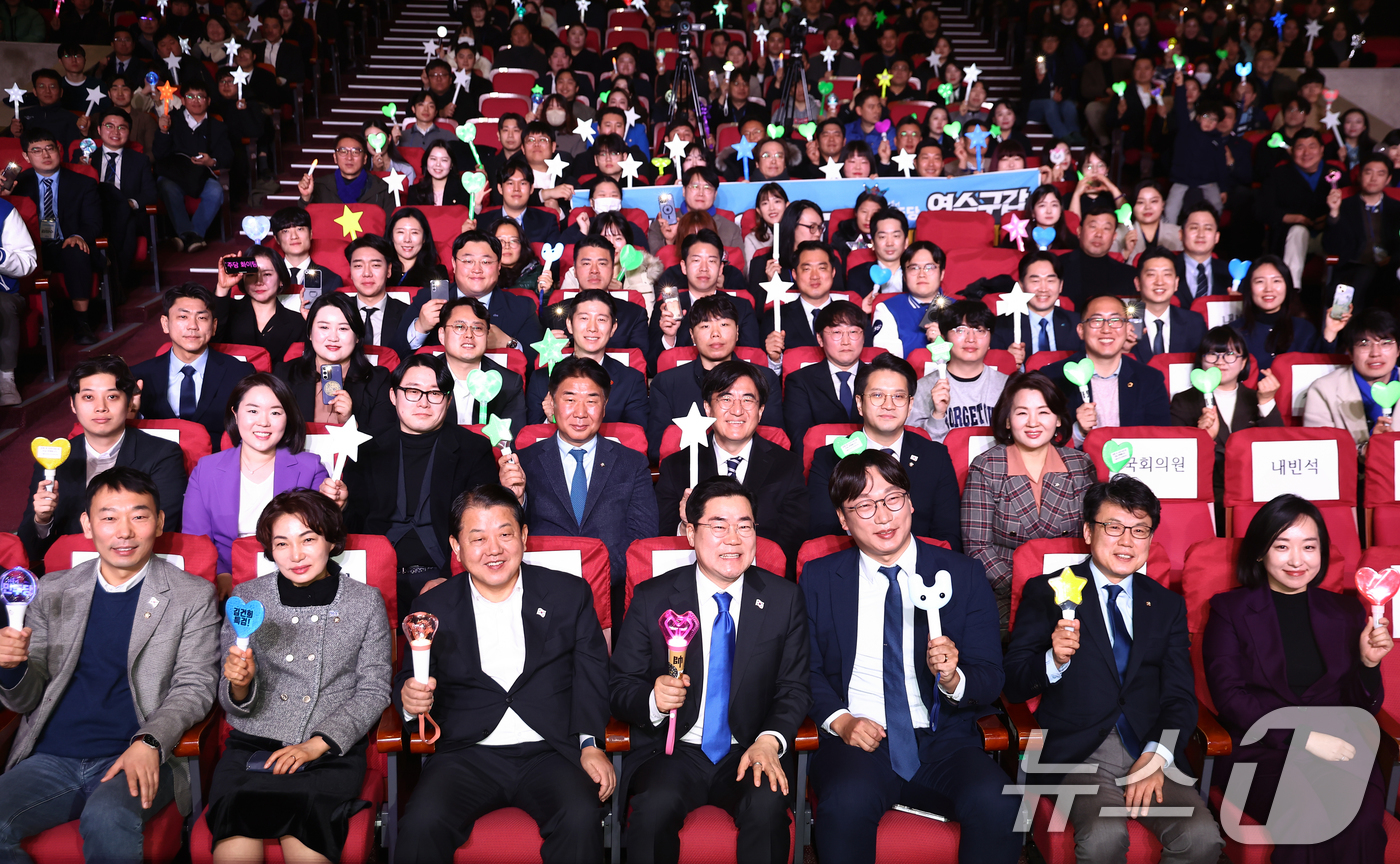 (서울=뉴스1) 김민지 기자 = 박찬대 더불어민주당 원내대표(앞줄 가운데)가 23일 오전 서울 여의도 국회 의원회관에서 열린 더불어민주당 전국청년위원회 발대식에서 모경종 위원장 등 …