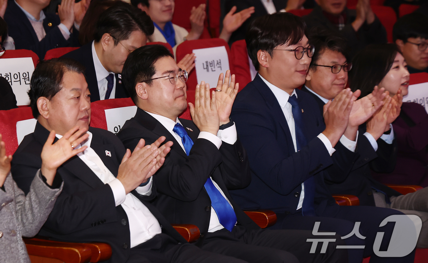 (서울=뉴스1) 김민지 기자 = 박찬대 더불어민주당 원내대표가 23일 오전 서울 여의도 국회 의원회관에서 열린 더불어민주당 전국청년위원회 발대식에서 모경종 위원장 등 참석자들과 손 …