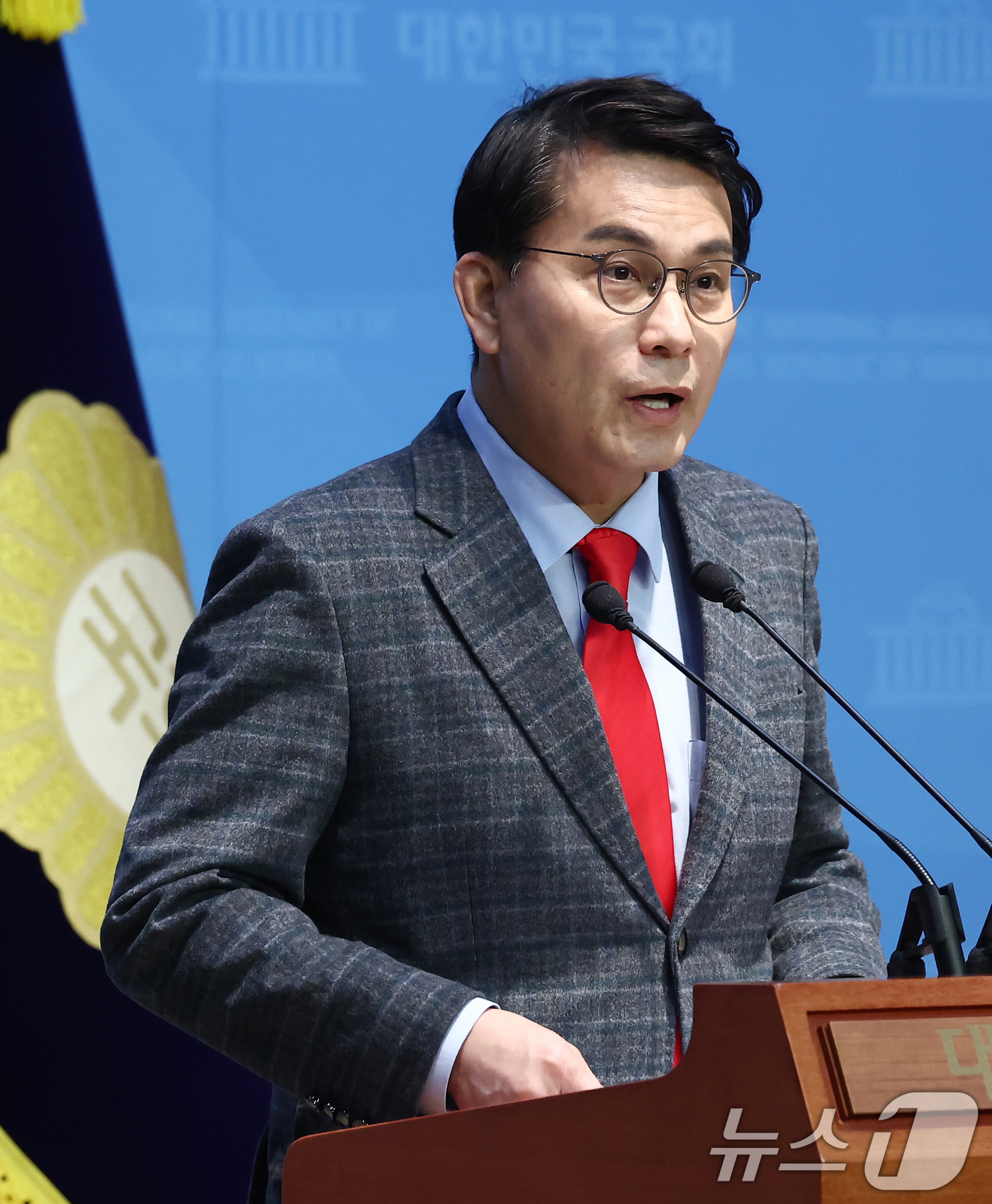 (서울=뉴스1) 김민지 기자 = 윤상현 국민의힘 의원이 23일 오전 서울 여의도 국회 소통관에서 12·3 비상계엄 후 윤석열 대통령을 수사한 고위공직자범죄수사처(공수처)에 대해 검 …