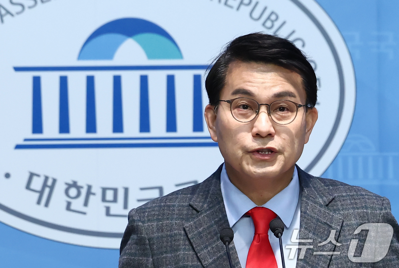 (서울=뉴스1) 김민지 기자 = 윤상현 국민의힘 의원이 23일 오전 서울 여의도 국회 소통관에서 12·3 비상계엄 후 윤석열 대통령을 수사한 고위공직자범죄수사처(공수처)에 대해 검 …