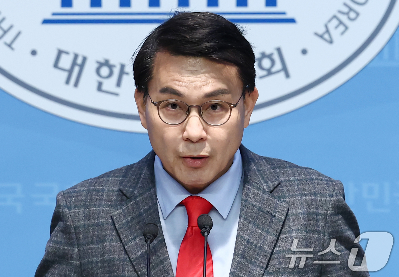 (서울=뉴스1) 김민지 기자 = 윤상현 국민의힘 의원이 23일 오전 서울 여의도 국회 소통관에서 12·3 비상계엄 후 윤석열 대통령을 수사한 고위공직자범죄수사처(공수처)에 대해 검 …