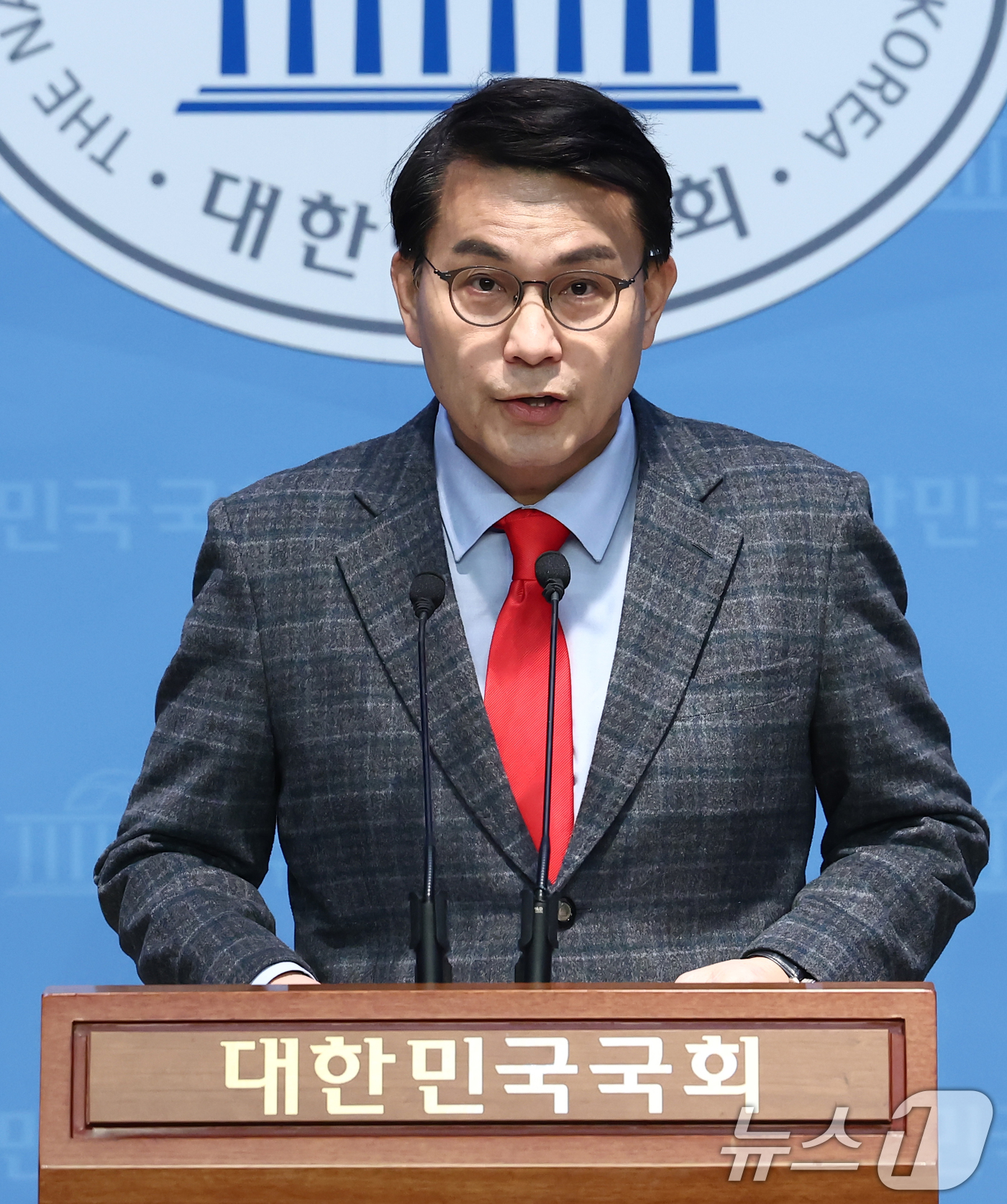 (서울=뉴스1) 김민지 기자 = 윤상현 국민의힘 의원이 23일 오전 서울 여의도 국회 소통관에서 12·3 비상계엄 후 윤석열 대통령을 수사한 고위공직자범죄수사처(공수처)에 대해 검 …