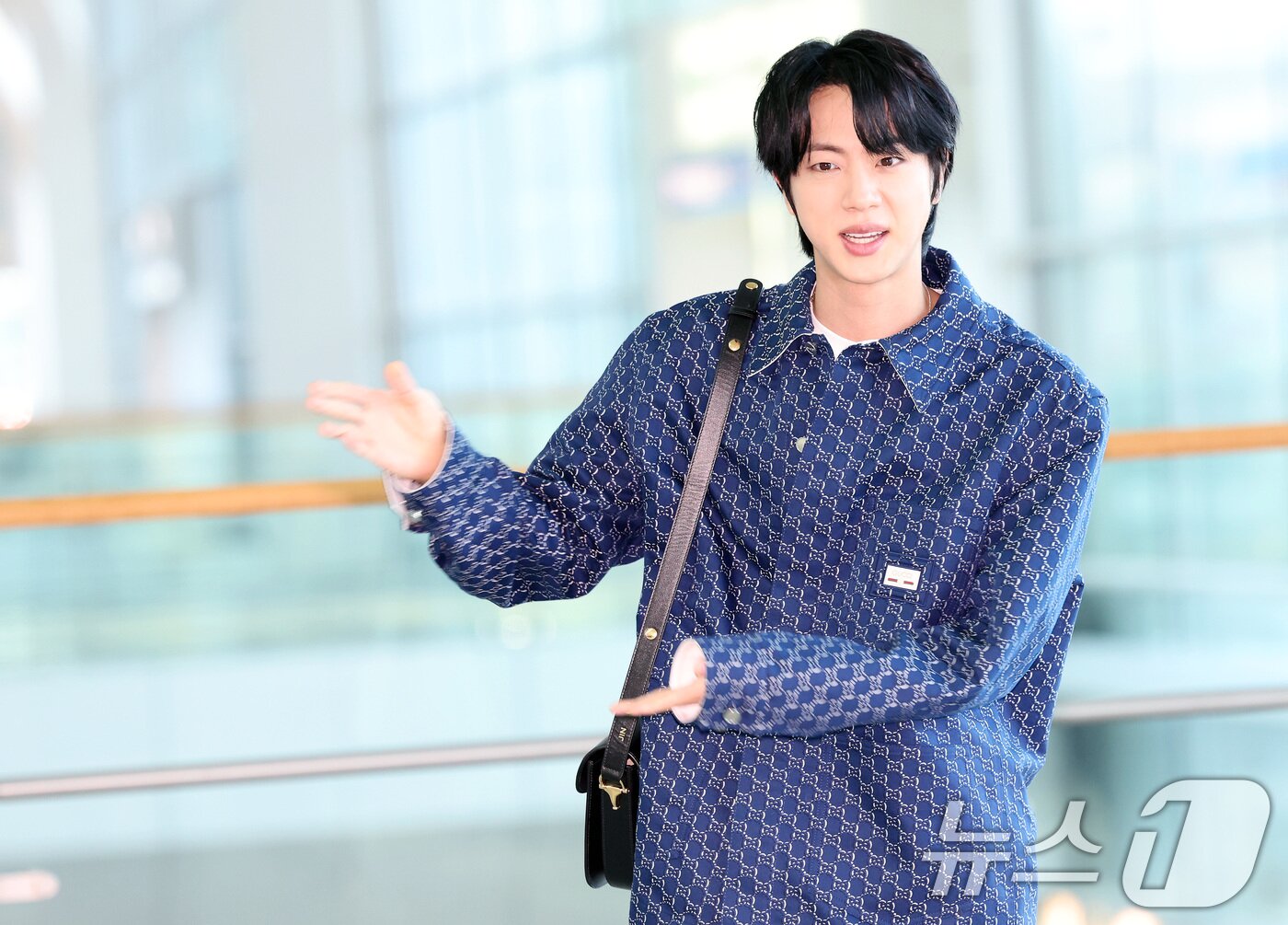 본문 이미지 - 방탄소년단(BTS) 진이 밀라노 패션위크 참석 차 23일 인천국제공항 제2여객터미널을 통해 이탈리아로 출국하고 있다. 2025.2.23/뉴스1 ⓒ News1 이동해 기자