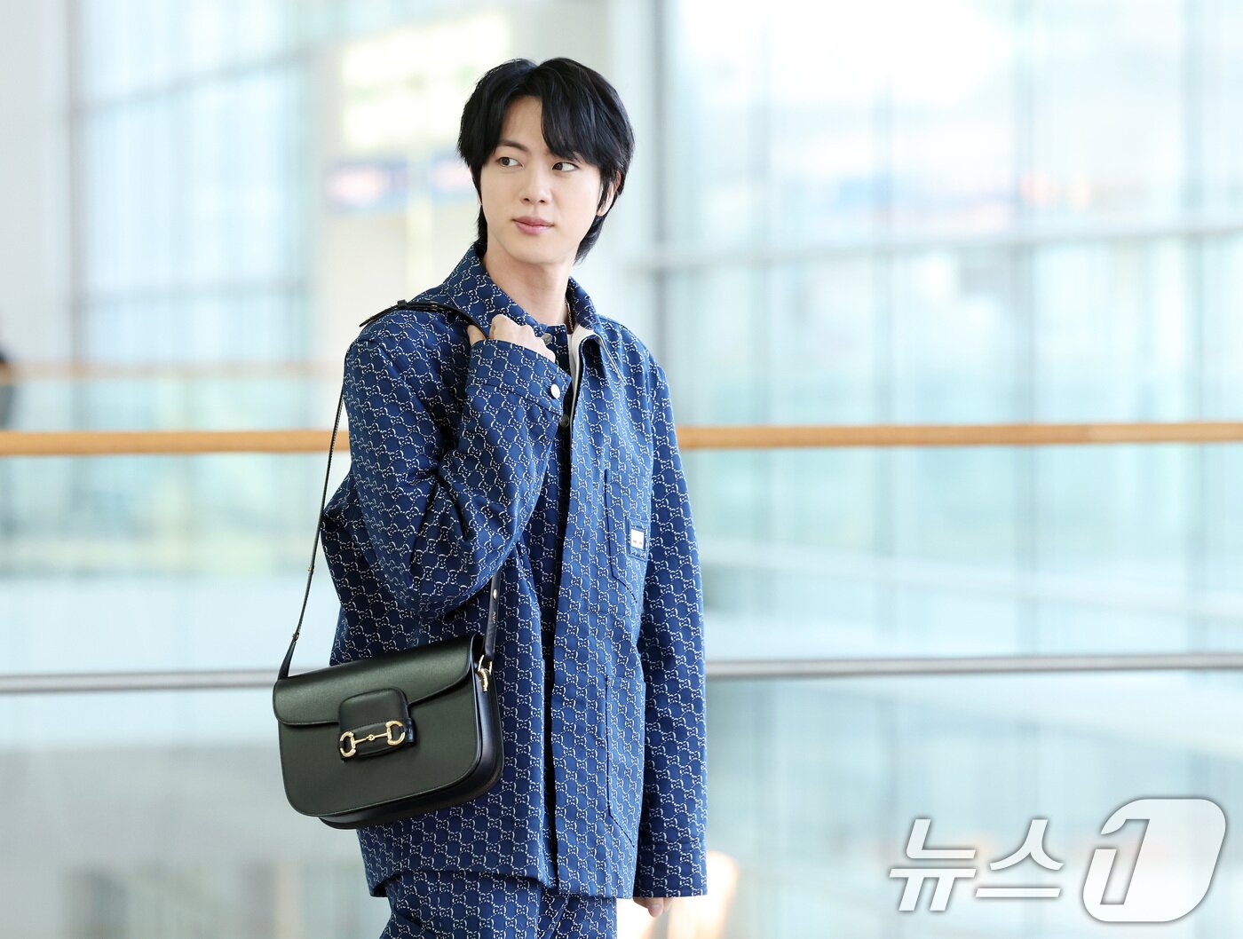 본문 이미지 - 방탄소년단(BTS) 진이 밀라노 패션위크 참석 차 23일 인천국제공항 제2여객터미널을 통해 이탈리아로 출국하고 있다. 2025.2.23/뉴스1 ⓒ News1 이동해 기자