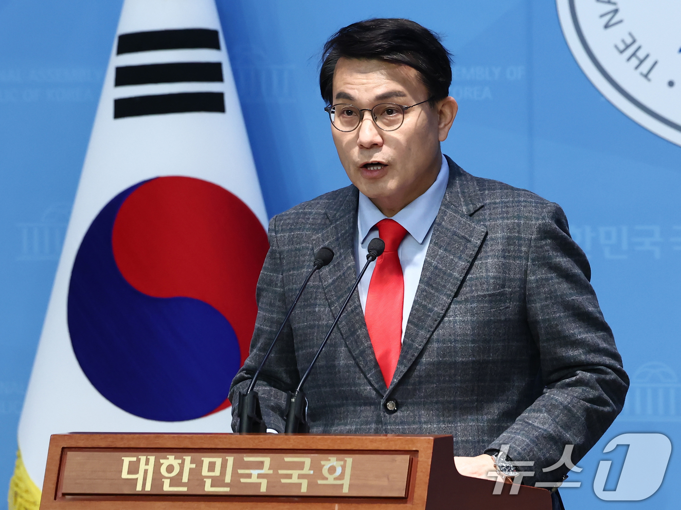 (서울=뉴스1) 김민지 기자 = 윤상현 국민의힘 의원이 23일 오전 서울 여의도 국회 소통관에서 12·3 비상계엄 후 윤석열 대통령을 수사한 고위공직자범죄수사처(공수처)에 대해 검 …