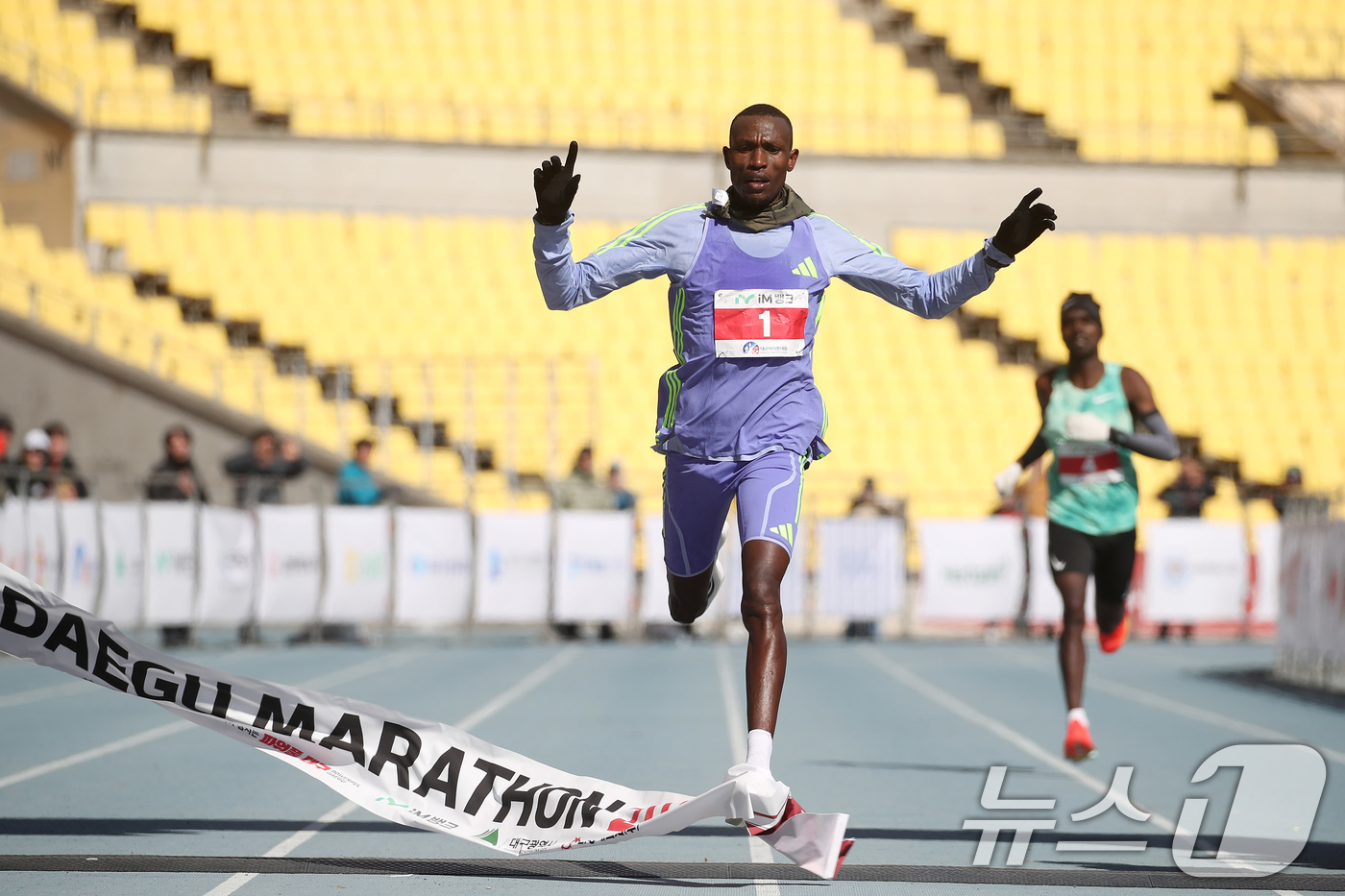 (대구=뉴스1) 공정식 기자 = 23일 오전 대구 수성구 대구스타디움 일원에서 열린 '2025 대구마라톤대회'에서 게브리엘 제럴드 게이(탄자니아)가 국제부 남자 1위로 결승선을 통 …