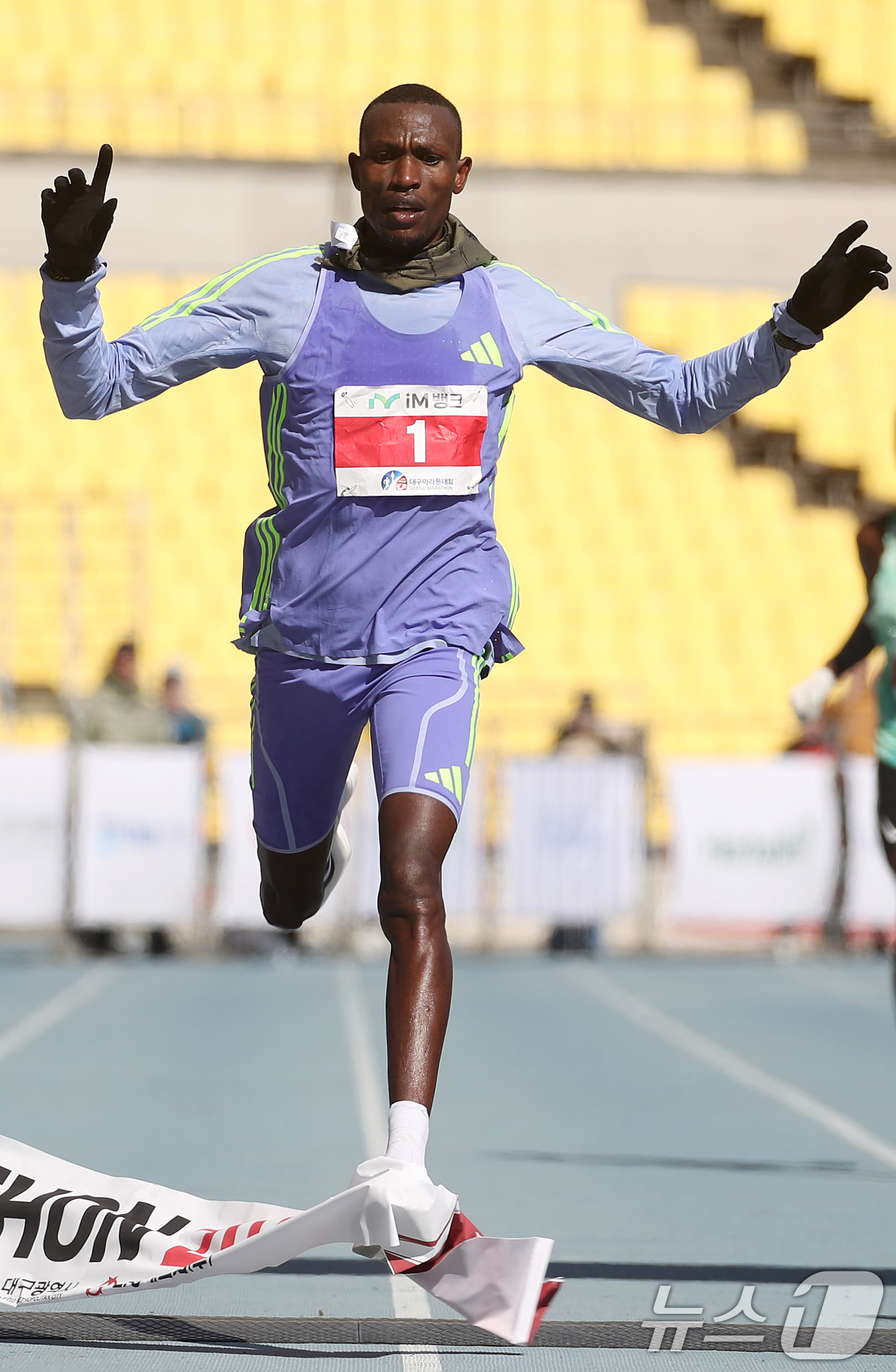 (대구=뉴스1) 공정식 기자 = 23일 오전 대구 수성구 대구스타디움 일원에서 열린 '2025 대구마라톤대회'에서 게브리엘 제럴드 게이(탄자니아)가 국제부 남자 1위로 결승선을 통 …