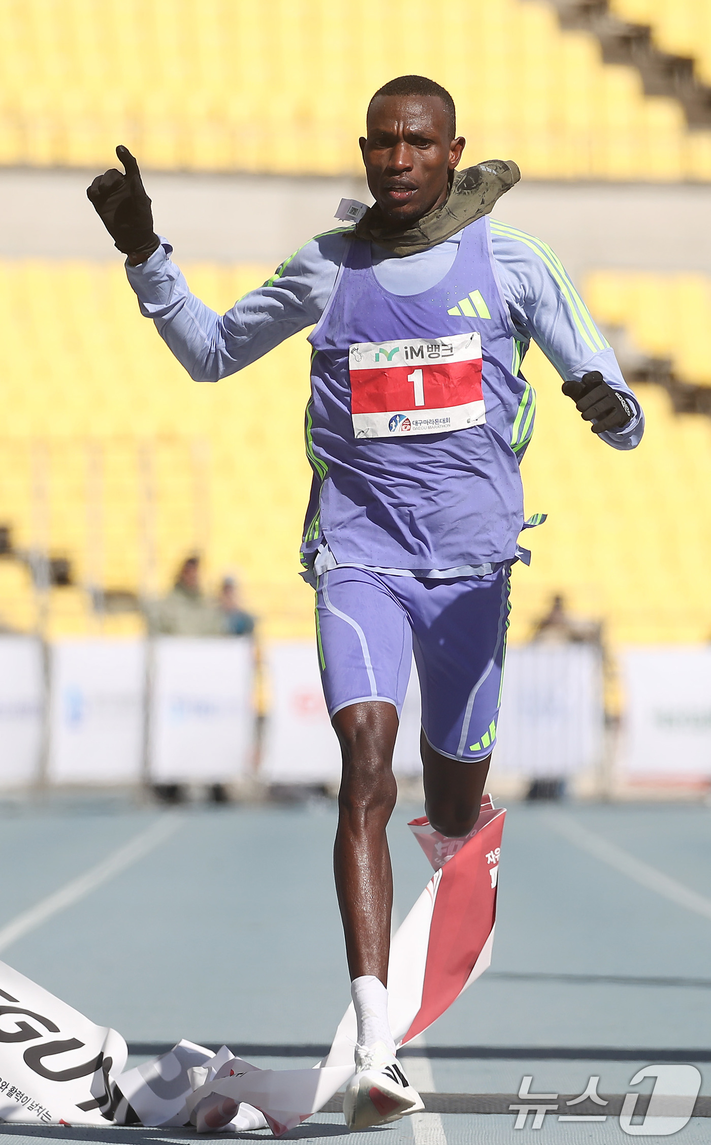 (대구=뉴스1) 공정식 기자 = 23일 오전 대구 수성구 대구스타디움 일원에서 열린 '2025 대구마라톤대회'에서 게브리엘 제럴드 게이(탄자니아)가 국제부 남자 1위로 결승선을 통 …