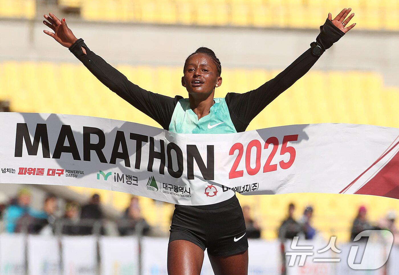 본문 이미지 - 23일 오전 대구 수성구 대구스타디움 일원에서 열린 '2025 대구마라톤대회'에서 메세레 베레테 토라(에티오피아)가 국제부 여자 1위로 결승선을 통과하고 있다. 2025.2.23/뉴스1 ⓒ News1 공정식 기자