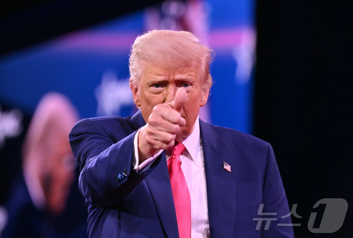 (옥슨힐 AFP=뉴스1) 우동명 기자 = 도널드 트럼프 미국 대통령이 22일(현지시간) 메릴랜드주 옥슨힐에서 열린 보수정치행동회의(CPAC) 연례 행사에 참석해 연설을 마친 뒤 엄 …