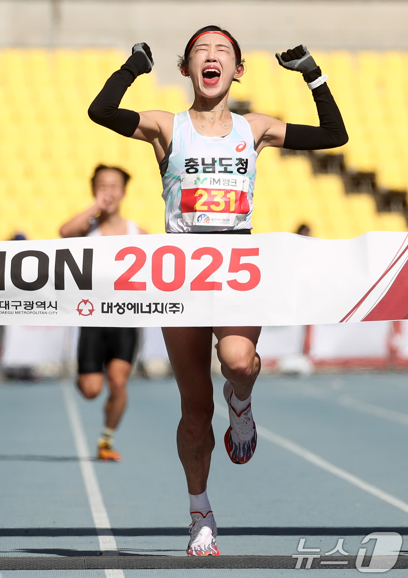 (대구=뉴스1) 공정식 기자 = 23일 오전 대구 수성구 대구스타디움 일원에서 열린 '2025 대구마라톤대회'에서 최정윤(충남도청)이 국내부 여자 1위로 결승선을 통과하고 있다. …