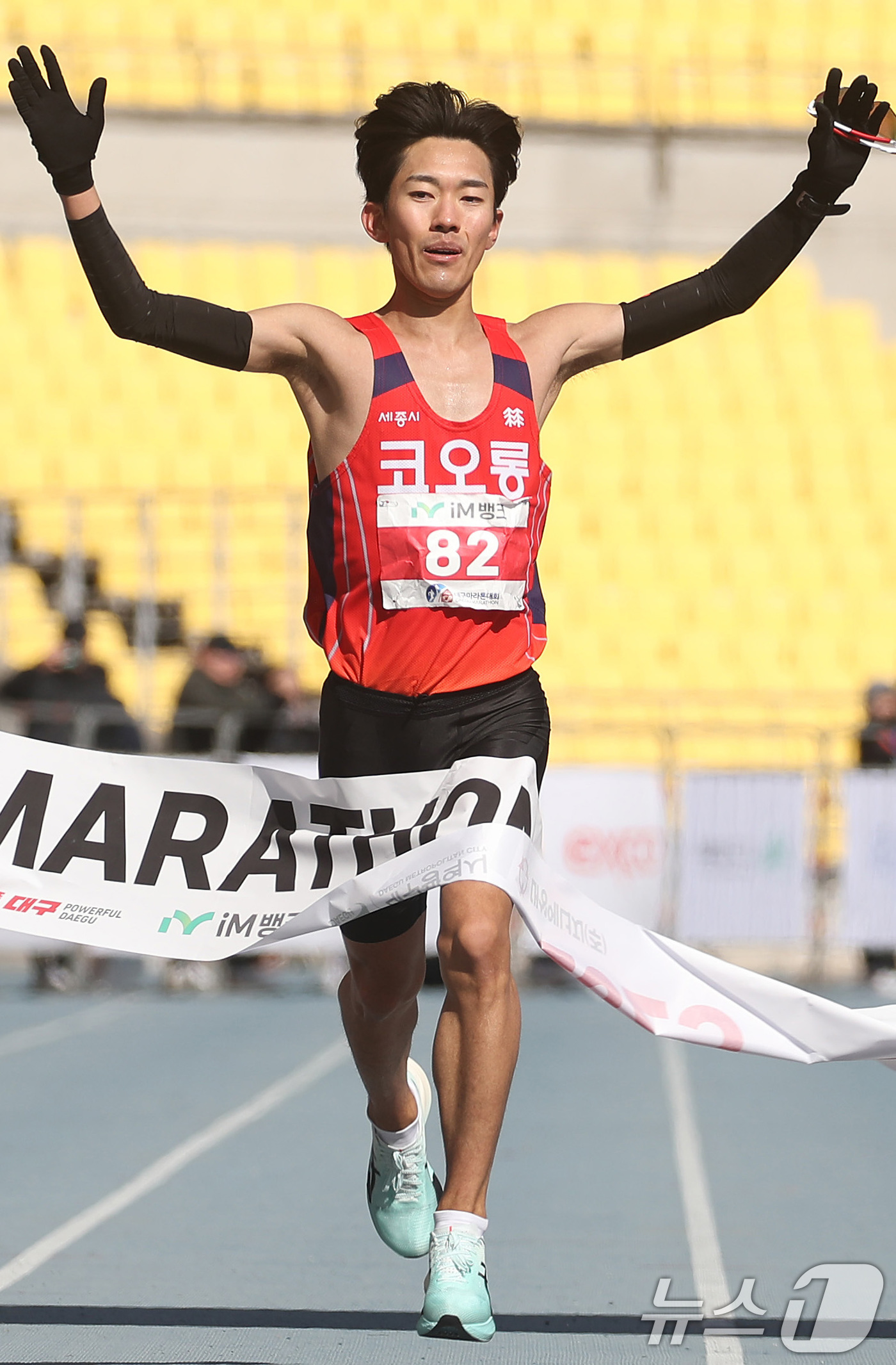 (대구=뉴스1) 공정식 기자 = 23일 오전 대구 수성구 대구스타디움 일원에서 열린 '2025 대구마라톤대회'에서 박민호(코오롱)가 국내부 남자 1위로 결승선을 통과하고 있다. 2 …